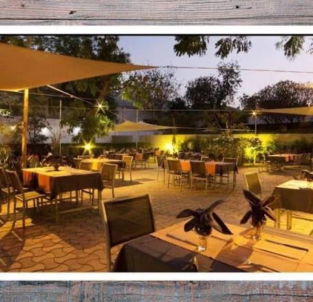 Terrasse du restaurant en soirée