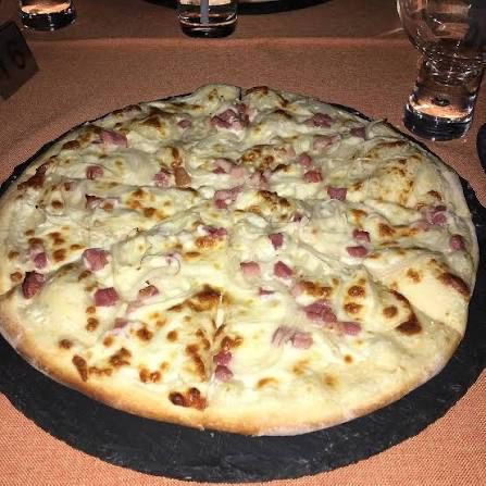 Tarte flambée cuite au four de la pizzeria Au bout des doigts
